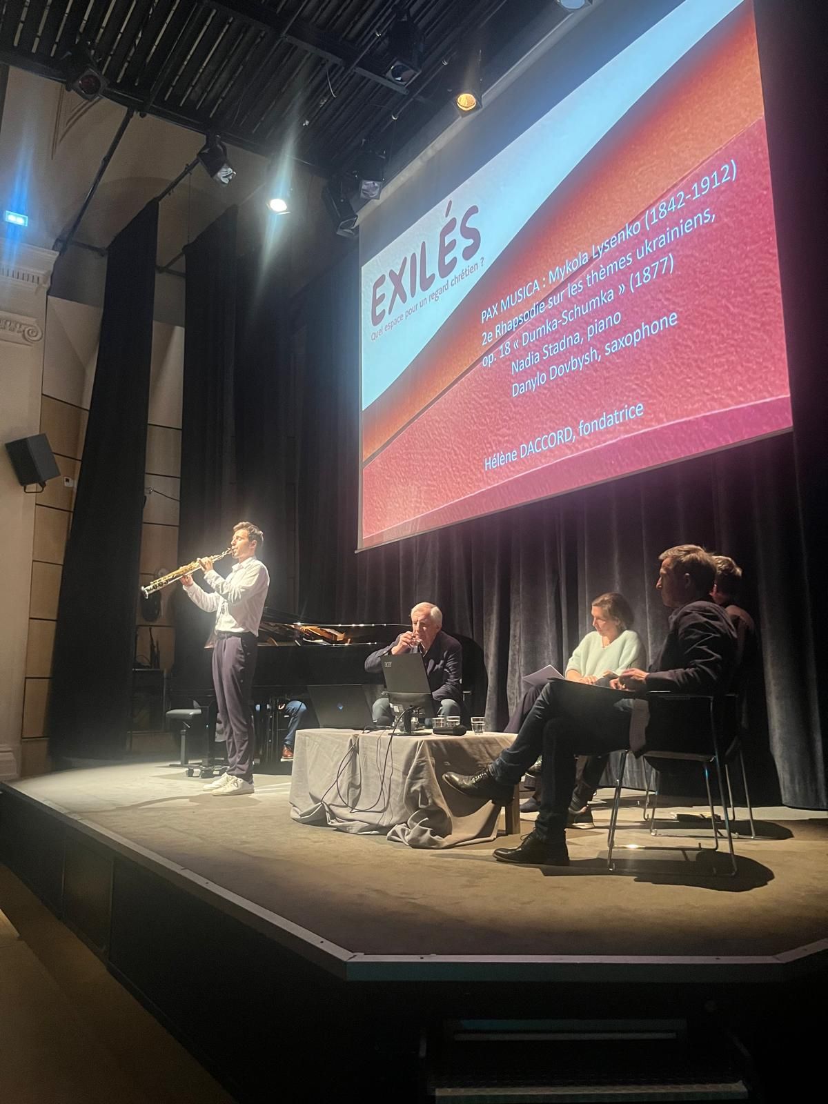 Quand la musique traverse les frontières : PAX MUSICA introduit un colloque avec le Collège de France et la Fondation Caritas Danylo Dovbysh au saxophone interprète la Rhapsodie sur les thèmes ukrainiens de Lysenko
