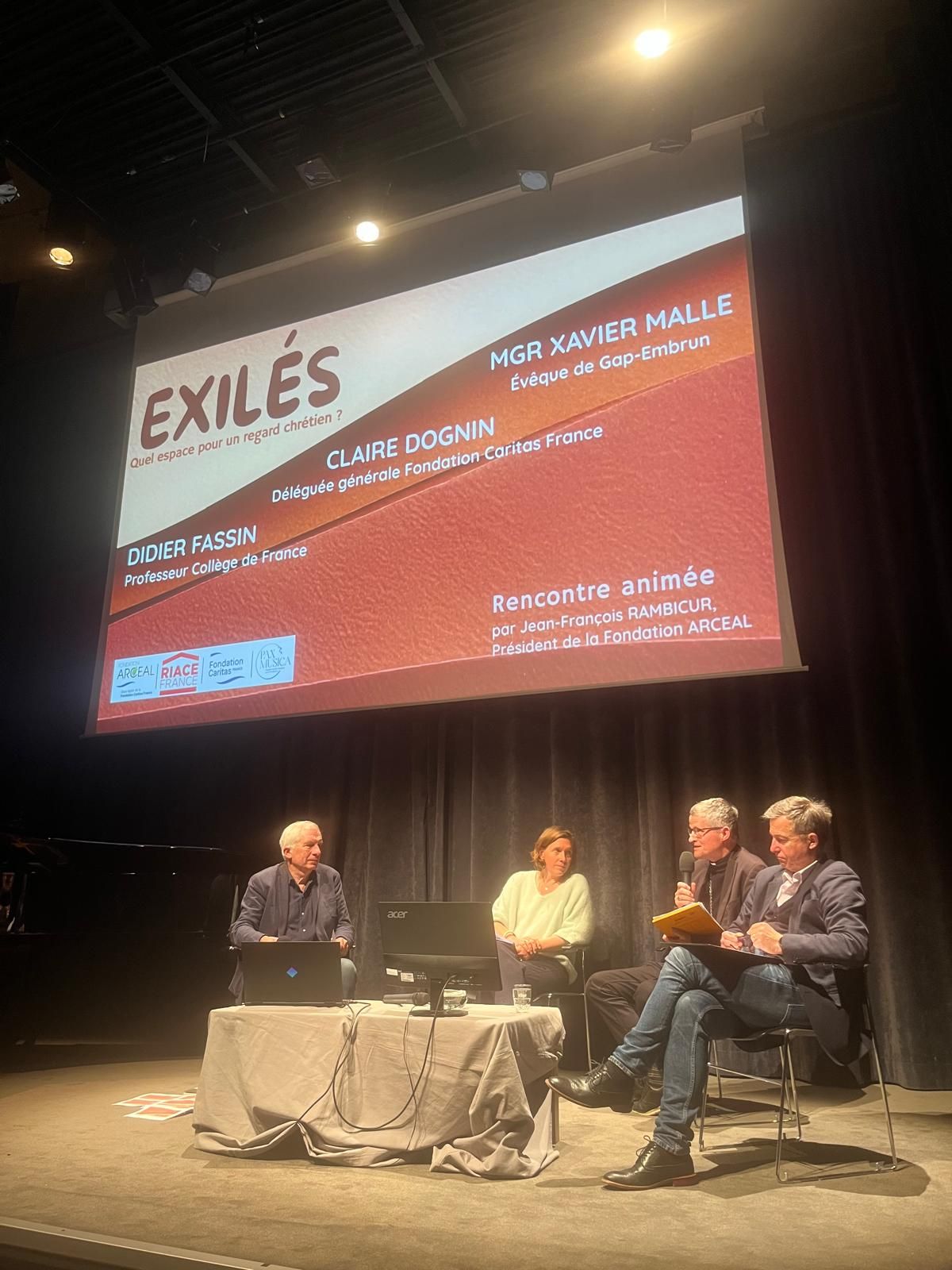 Quand la musique traverse les frontières : PAX MUSICA introduit un colloque avec le Collège de France et la Fondation Caritas Table ronde de la soirée Exilés : Didier Fassin, Claire Dognin, Jean-François Rambicur