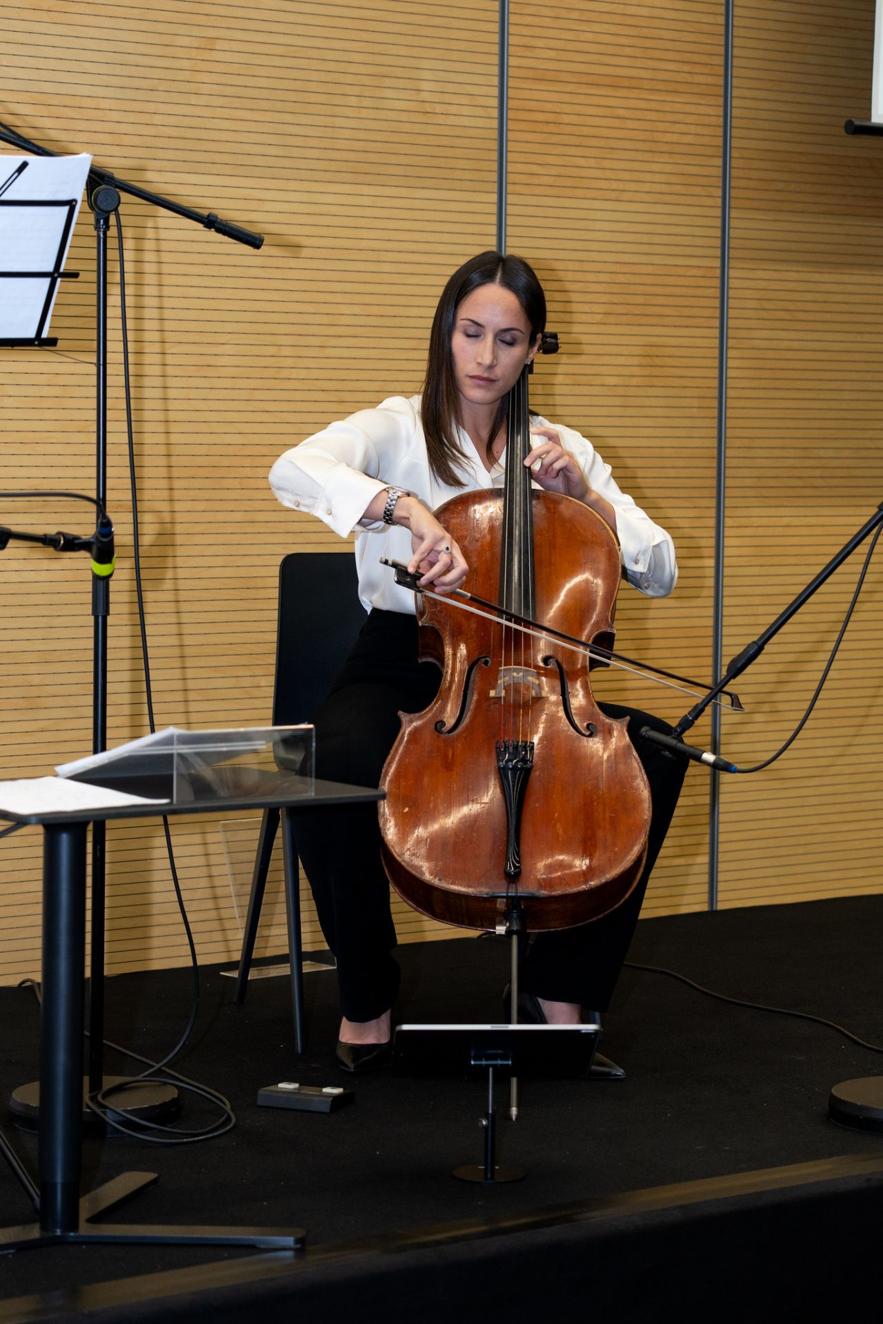 PAX MUSICA à Genève : la musique au-delà des frontières Julie Sévilla-Fraysse au violoncelle au Global Ethics Forum 2025