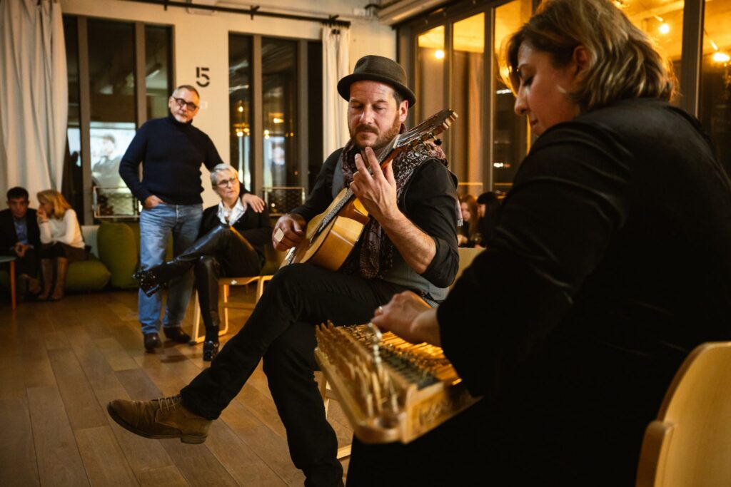 Un an de PAX MUSICA : les musiciens, les soutiens et les bénévoles paxmusica 1an musiciens scene