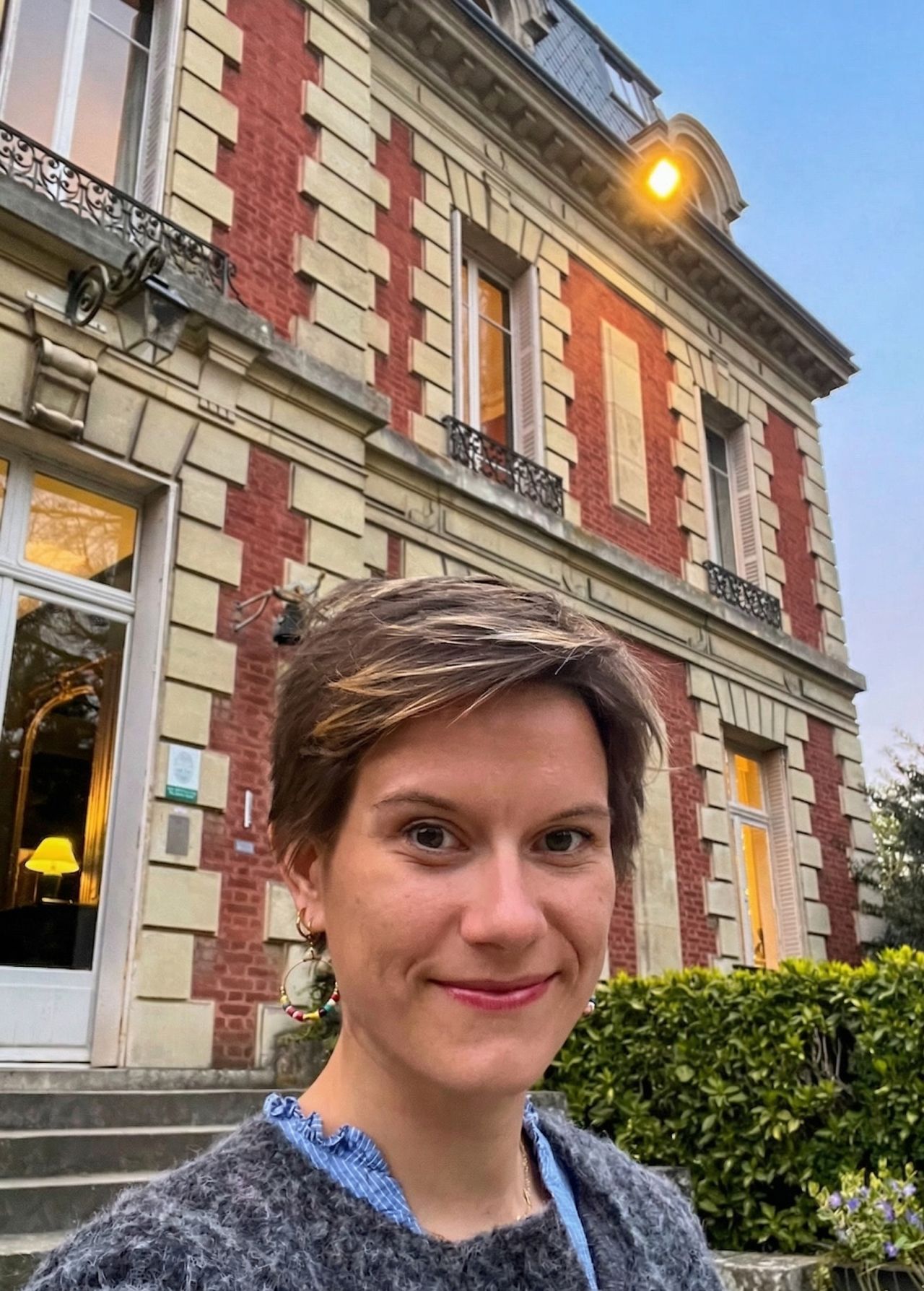 Musique & géopolitique : comprendre le monde en écoutant la musique Hélène Daccord devant le château de Châtenay