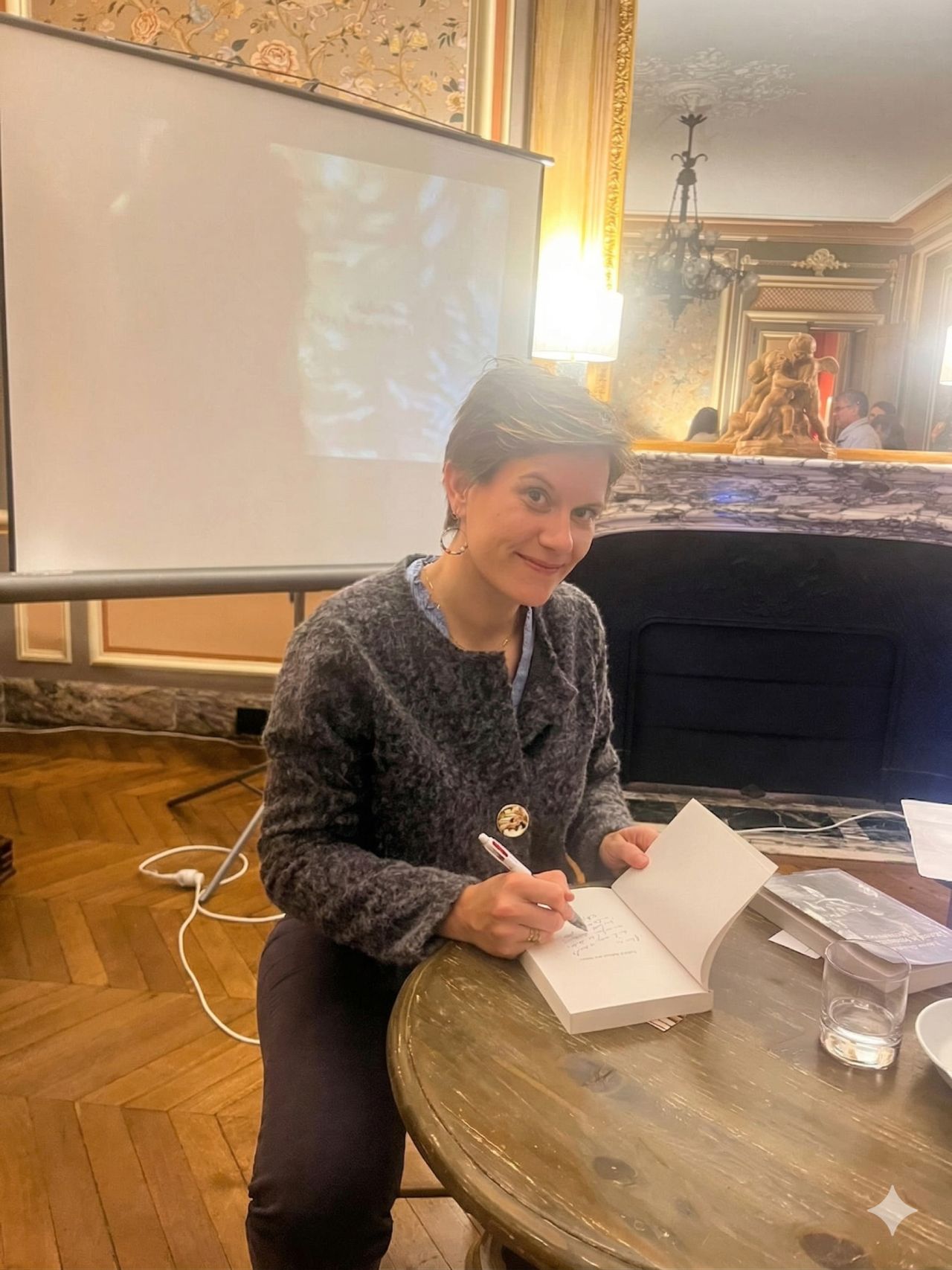 Musique & géopolitique : comprendre le monde en écoutant la musique Hélène Daccord dédicaçant son livre lors de la conférence à la Vareille Foundation